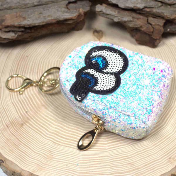 Glitzerndes Schlüsselanhänger Mäppchen in Weiß mit witzigem Augen-Motiv vorne drauf und stabilem Schlüsselring. Ideale Utensilientasche für kleine Dinge. Glitzerndes Schlüsselanhänger Mäppchen in Weiß mit witzigem Augen-Motiv vorne drauf und stabilem Schlüsselring. Ideale Utensilientasche für kleine Dinge.