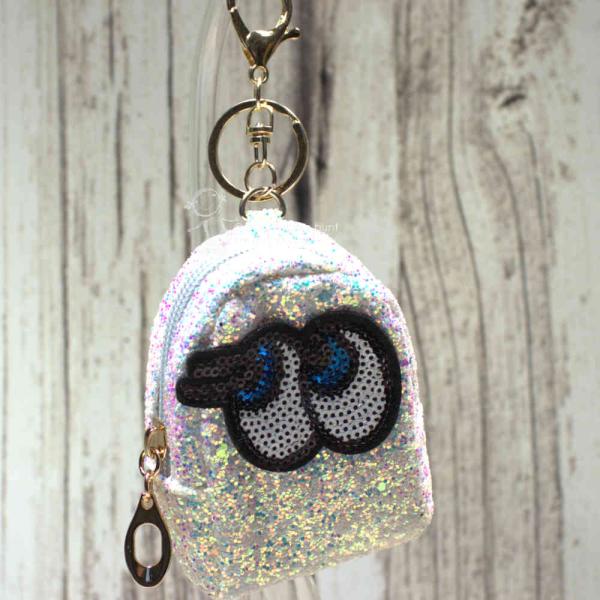 Detailaufnahme der glitzernden Oberfläche der Utensilientasche, zeigt hochwertigen Stoff und Reißverschluss. Detailaufnahme der glitzernden Oberfläche der Utensilientasche, zeigt hochwertigen Stoff und Reißverschluss.