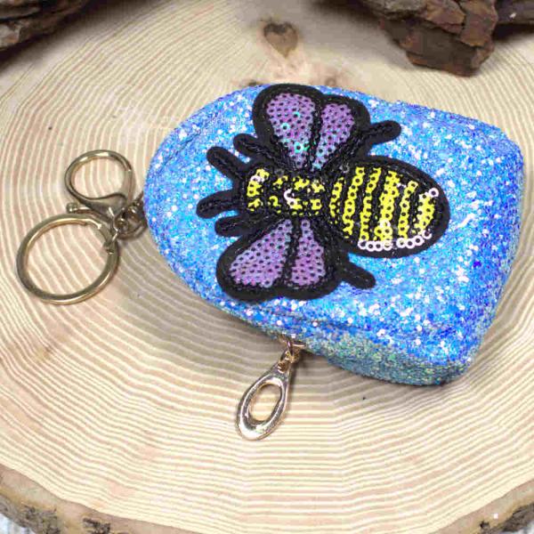 Glitzerndes Schlüsselanhänger Mäppchen Utensilientasche blau mit Biene Motiv und Reißverschluss. Glitzerndes Schlüsselanhänger Mäppchen Utensilientasche blau mit Biene Motiv und Reißverschluss.