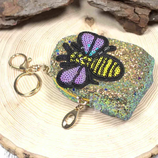Gelbes Glitzer Schlüsselanhänger Mäppchen Biene (10x6x4cm) geschlossen.