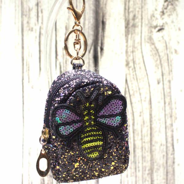 Schlüsselanhänger Utensilientasche Glitzer schwarz mit Motiv Biene, Maße 10x6x4 cm, seitliche Ansicht. Schlüsselanhänger Utensilientasche Glitzer schwarz mit Motiv Biene, Maße 10x6x4 cm, seitliche Ansicht.