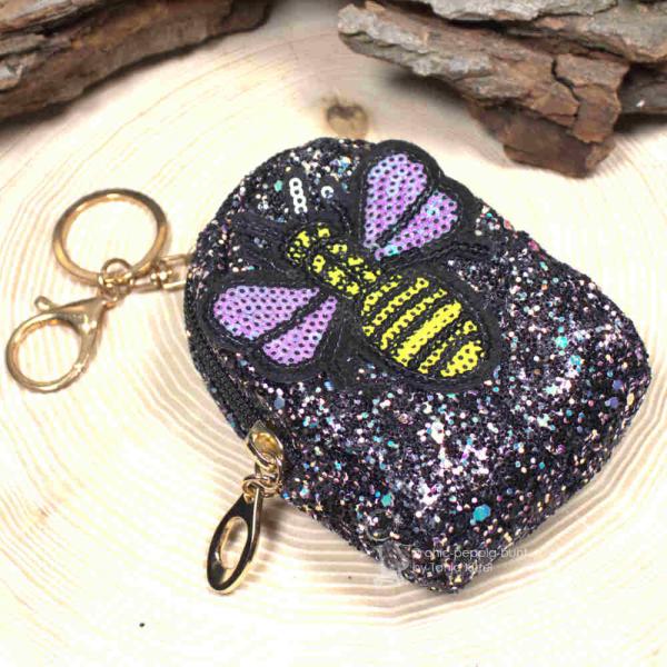 Glitzerndes Schlüsselanhänger Mäppchen schwarz mit Biene Motiv und silbernem Schlüsselring. Glitzerndes Schlüsselanhänger Mäppchen schwarz mit Biene Motiv und silbernem Schlüsselring.