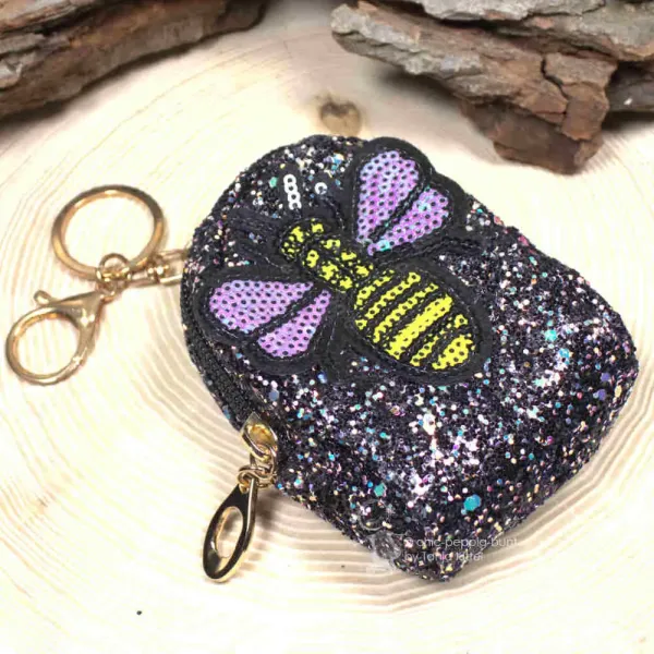 Glitzerndes Schlüsselanhänger Mäppchen schwarz mit Biene Motiv und silbernem Schlüsselring.