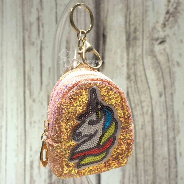 Detailaufnahme des Glitzer Stoffs und des Motivs Einhorn auf der kleinen Utensilientasche