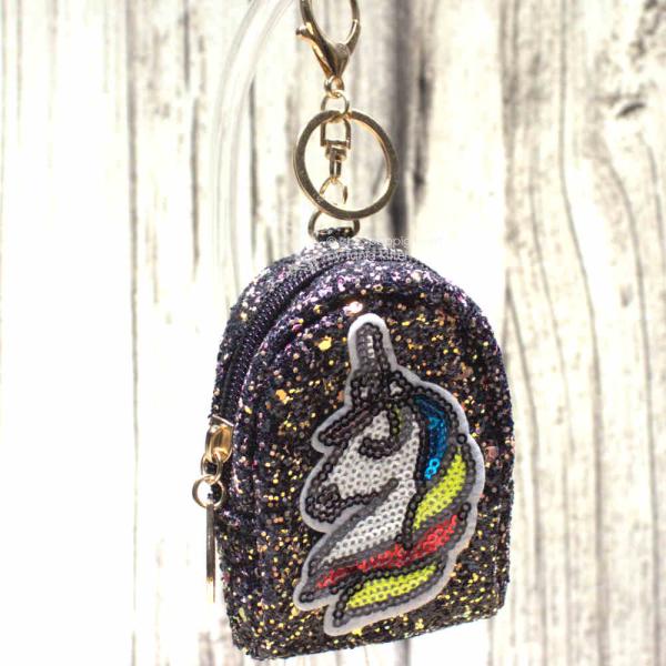Schlüsselanhänger Utensilientasche Glitzer schwarz mit Motiv Einhorn, Maße 10x6x4 cm, seitliche Ansicht. Schlüsselanhänger Utensilientasche Glitzer schwarz mit Motiv Einhorn, Maße 10x6x4 cm, seitliche Ansicht.