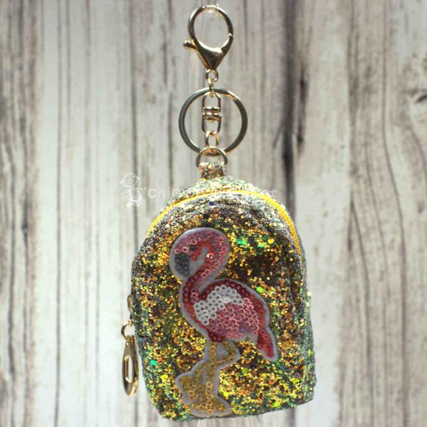 Detailansicht Reißverschluss und Schlüsselanhänger am Glitzer-Mäppchen.