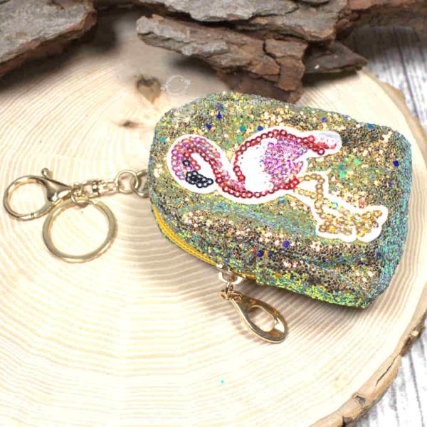 Gelbes Glitzer-Schlüsselanhänger Mäppchen mit Flamingo-Motiv, geschlossen. Gelbes Glitzer-Schlüsselanhänger Mäppchen mit Flamingo-Motiv, geschlossen.