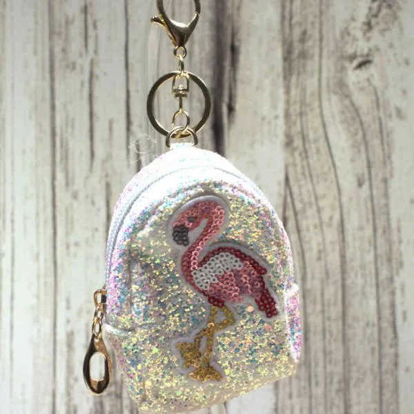 Detailansicht des glitzernden Schlüsselanhänger Mäppchens, 17 cm hoch, mit Schlüsselring und geöffnetem Einzelfach