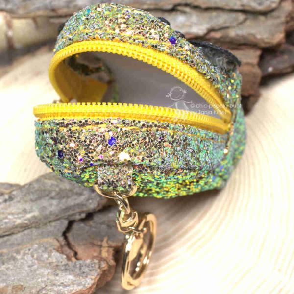 Glitzerndes Schlüsselmäppchen mit Motiv von der Seite, zeigt die Tiefe (4 cm). Glitzerndes Schlüsselmäppchen mit Motiv von der Seite, zeigt die Tiefe (4 cm).