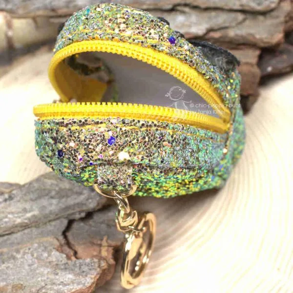 Glitzerndes Schlüsselmäppchen mit Motiv von der Seite, zeigt die Tiefe (4 cm).