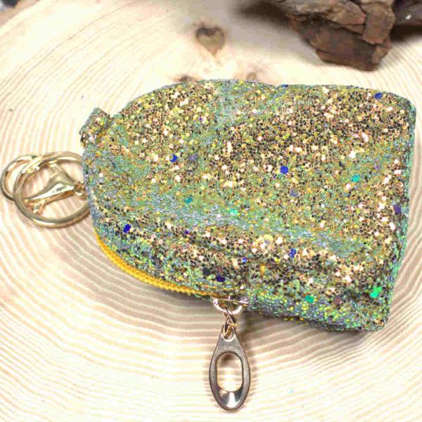Stoff-Detail: Leuchtend gelbes Glitzer-Material und das aufgedruckte Motiv. Stoff-Detail: Leuchtend gelbes Glitzer-Material und das aufgedruckte Motiv.