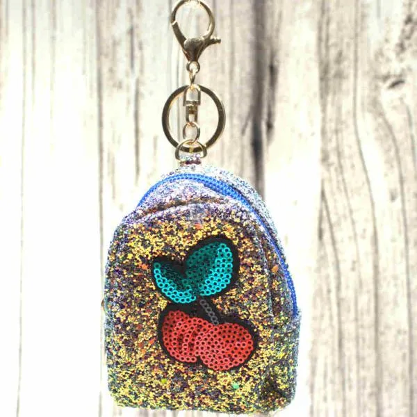 Nahaufnahme der glitzernden Utensilientasche mit Schlüsselring, ideal als kleines Mäppchen für den Schlüsselanhänger.
