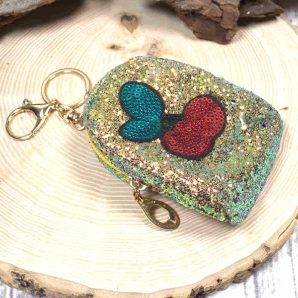 Gelbes Glitzer Schlüsselanhänger Mäppchen mit Kirschen Motiv, geschlossen. Gelbes Glitzer Schlüsselanhänger Mäppchen mit Kirschen Motiv, geschlossen.