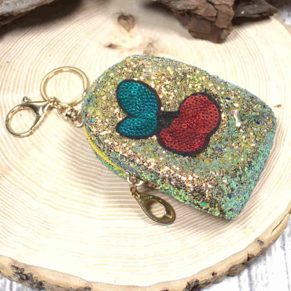 Gelbes Glitzer Schlüsselanhänger Mäppchen mit Kirschen Motiv, geschlossen.
