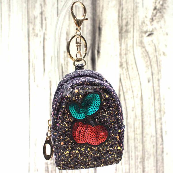 Schlüsselanhänger Utensilientasche Glitzer schwarz mit Motiv Kirschen, Maße 10x6x4 cm, seitliche Ansicht.