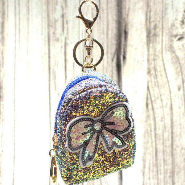 Nahaufnahme der glitzernden Utensilientasche mit Schlüsselring, ideal als kleines Mäppchen für den Schlüsselanhänger. Nahaufnahme der glitzernden Utensilientasche mit Schlüsselring, ideal als kleines Mäppchen für den Schlüsselanhänger.