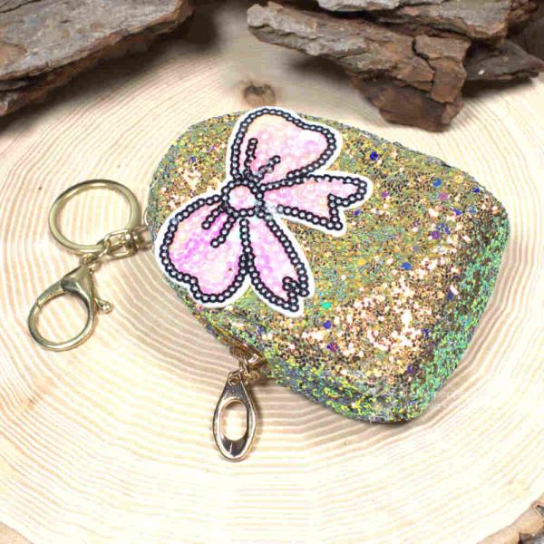 Gelbes Glitzer-Schlüsselanhänger Mäppchen mit Schleifen-Motiv. Gelbes Glitzer-Schlüsselanhänger Mäppchen mit Schleifen-Motiv.