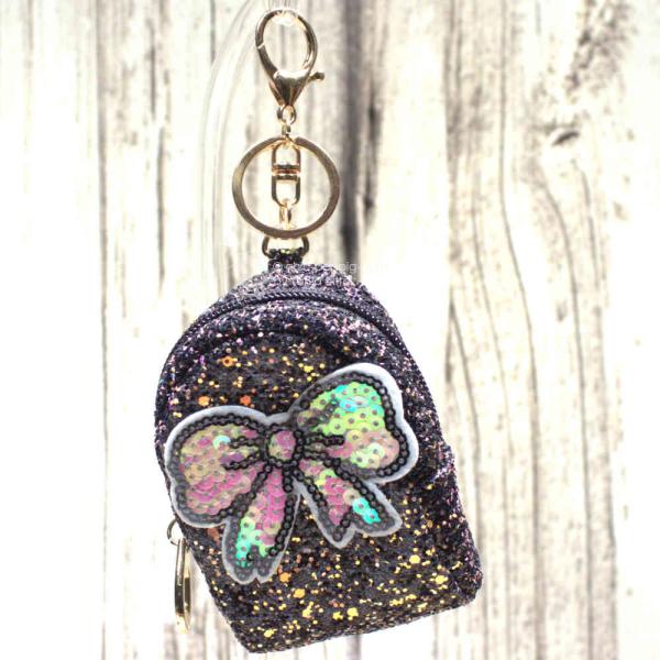 Schlüsselanhänger Utensilientasche Glitzer schwarz mit Motiv Schleife, Maße 10x6x4 cm, seitliche Ansicht. Schlüsselanhänger Utensilientasche Glitzer schwarz mit Motiv Schleife, Maße 10x6x4 cm, seitliche Ansicht.
