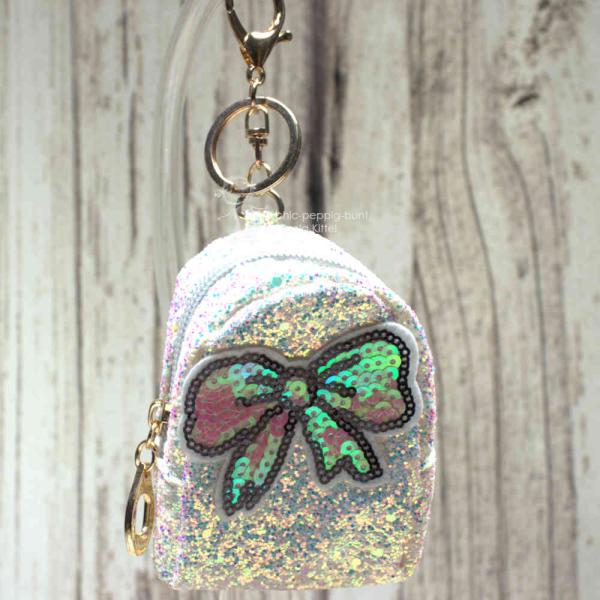 Nahaufnahme der glitzernden Utensilientasche mit Schlüsselring, ideal als kleines Mäppchen für den Schlüsselanhänger. Nahaufnahme der glitzernden Utensilientasche mit Schlüsselring, ideal als kleines Mäppchen für den Schlüsselanhänger.