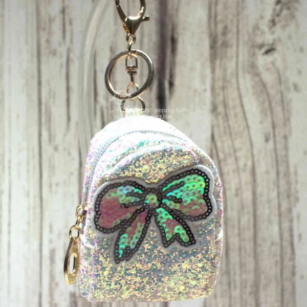 Nahaufnahme der glitzernden Utensilientasche mit Schlüsselring, ideal als kleines Mäppchen für den Schlüsselanhänger.