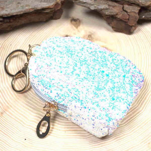 Die 17 cm Gesamthöhe des Mäppchens mit Schlüsselring, Fokus auf das glitzernde Stoffmaterial.