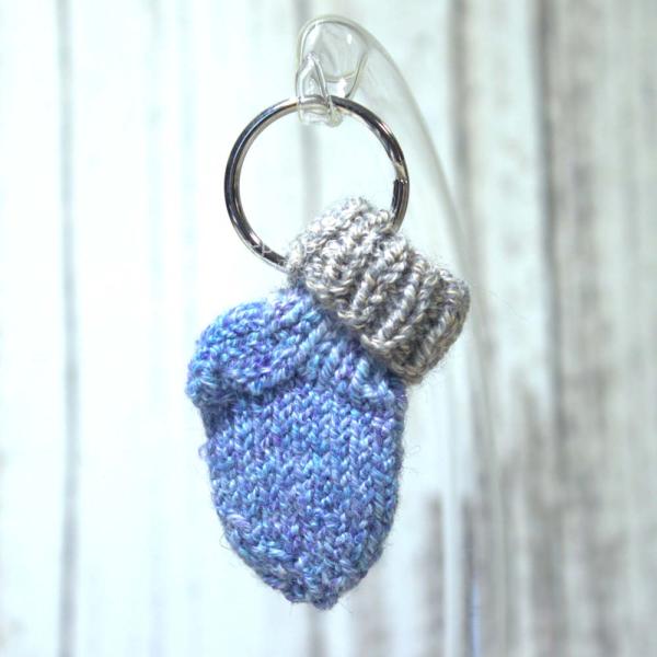 mini Socke handgestrickt als Scchlüsselanhänger
