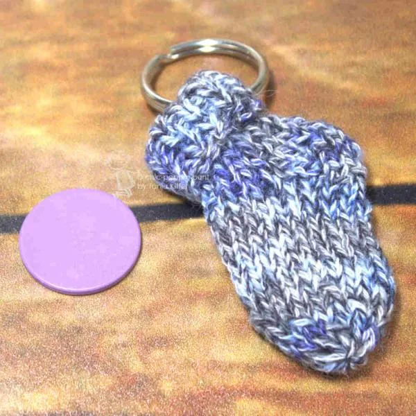 mini Socke handgestrickt als Scchlüsselanhänger