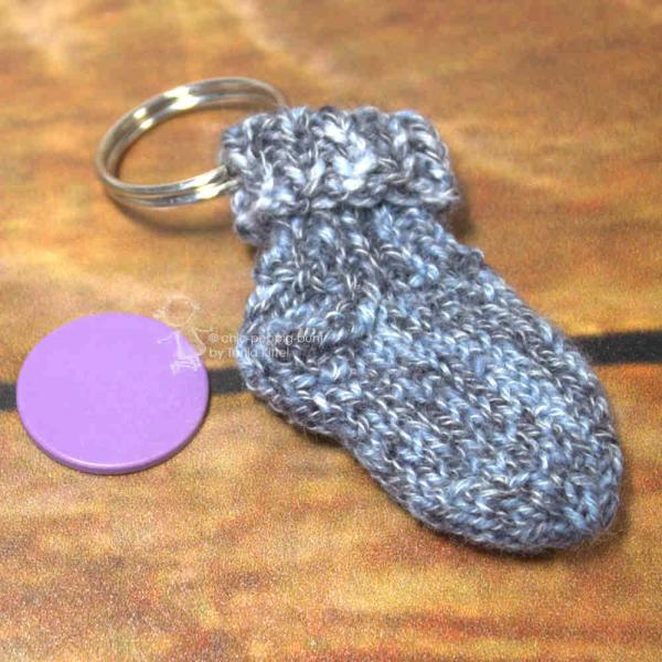 Schlüsselanhänger Socke handgestrickt in blau-schwarz meliert Schlüsselanhänger Socke handgestrickt in blau-schwarz meliert