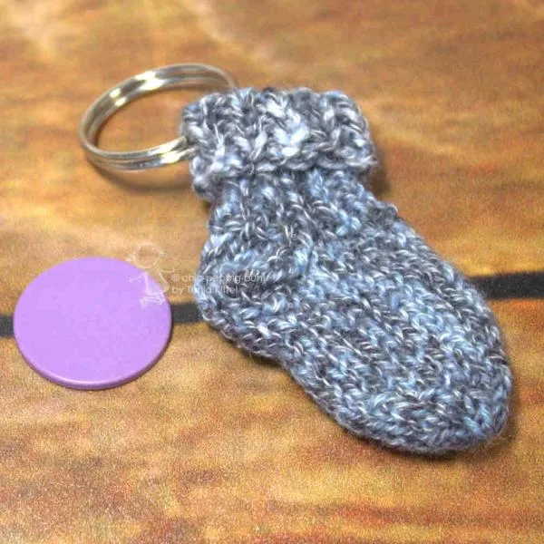 Schlüsselanhänger Socke handgestrickt in blau-schwarz meliert - schluesselanhaenger mini socke gestrickt blau schwarz einkaufschip