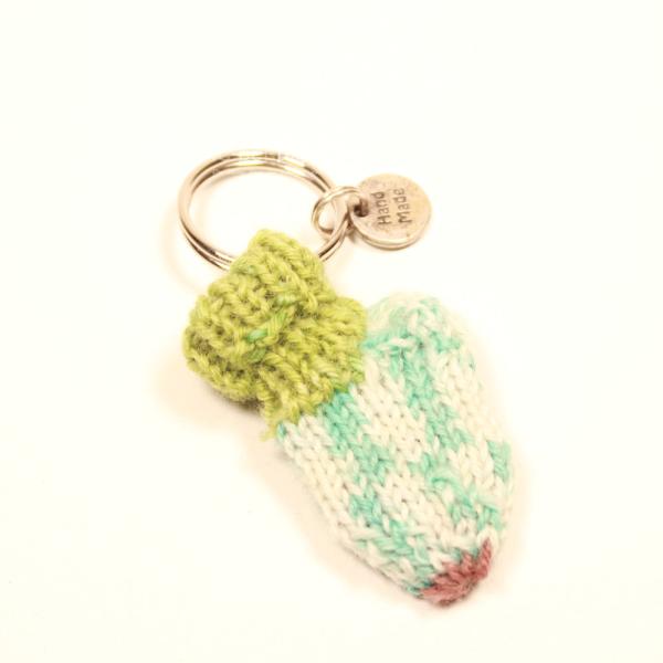 Handgestrickter Mini-Socken Schlüsselanhänger aus Wolle in Bunt mit integriertem Einkaufschip und robustem silbernen Schlüsselring.