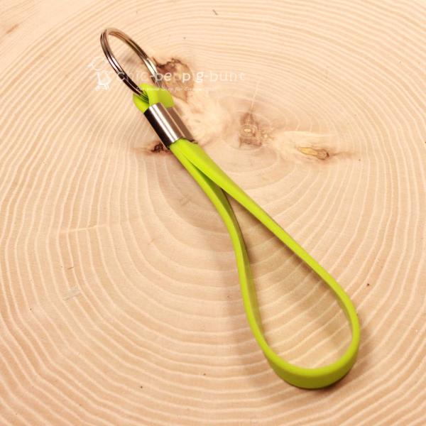 Detailaufnahme des Bench Taschenanhängers aus Kautschuk mit 2,5 cm großem Schlüsselring.