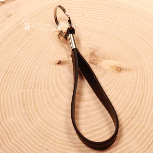 Detailaufnahme des Bench Taschenanhängers aus Kautschuk mit 2,5 cm großem Schlüsselring.