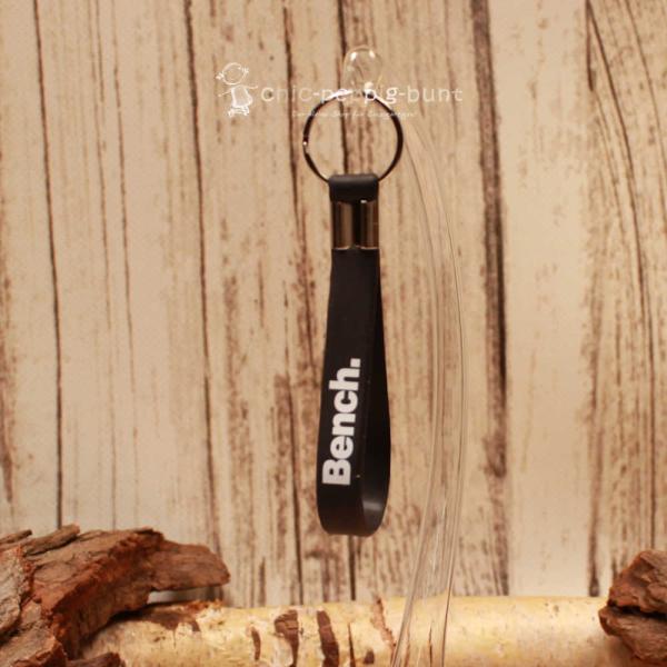 Bench Taschenbaumler befestigt an einem Rucksack-Zipper zur Darstellung der praktischen Größe.