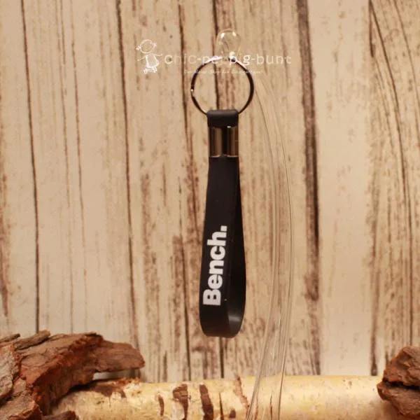 Bench Taschenbaumler befestigt an einem Rucksack-Zipper zur Darstellung der praktischen Größe.