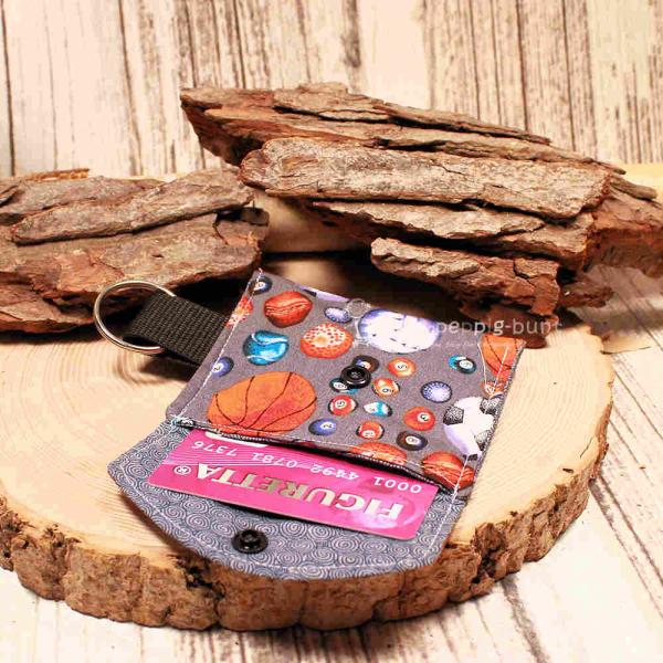 Schlüsselanhänger handgenäht mit kleine Geldbeutel Stoff grau Fussball, Baseball