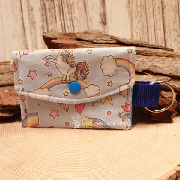 Handgenähtes farbenfrohes Schlüsselmäppchen von chic-peppig-bunt mit Kunststoff-Druckknopf und silbernem Schlüsselring auf hellem Hintergrund.