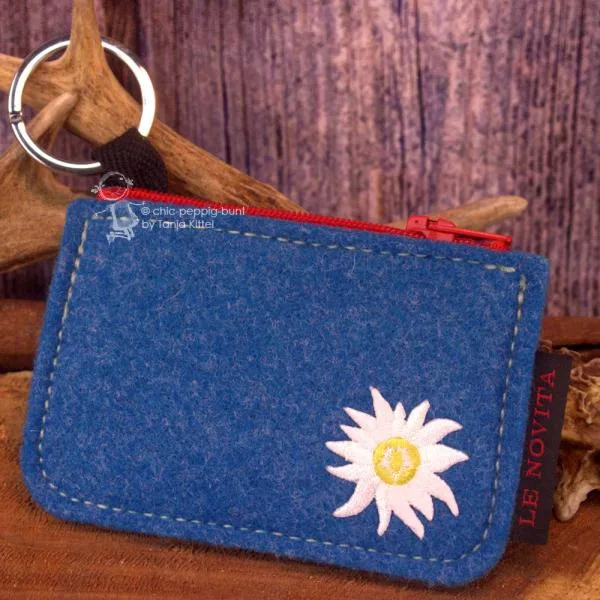 Schlüsselmappe blau Schlüsselmappe mit Edelweiß-Motiv aus Filz kleinSchlüsselmappe mit Edelweiß-Motiv aus Filz kleinmit Edelweiß-Motiv aus Filz klein