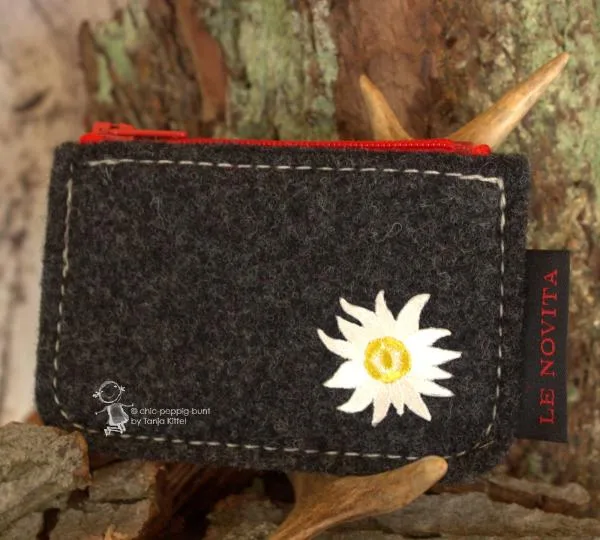 Schlüsselmappe schwarz mit Edelweiß-Motiv aus Filz klein