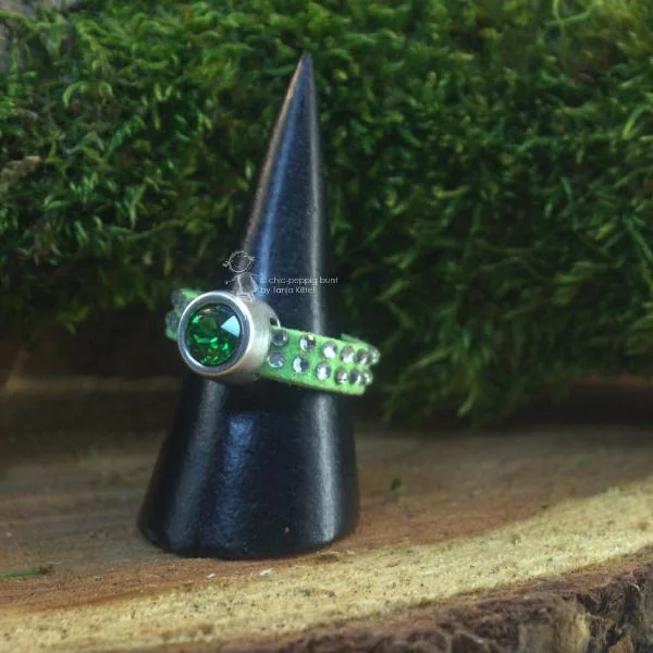 Damenring mit Strass-Band grün und Swarovski-Stein schmal