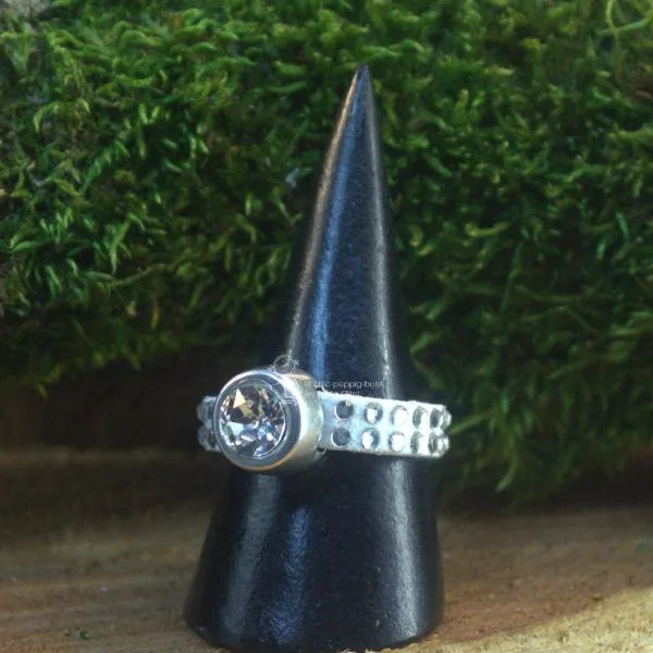 Damenring mit Strass-Band weiß und Swarovski-Stein schmal