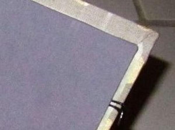 staubschützendes Detail - doppelt gemachter Deckel geht außen über die Schatulle und rastet innen ein staubschützendes Detail - doppelt gemachter Deckel geht außen über die Schatulle und rastet innen ein