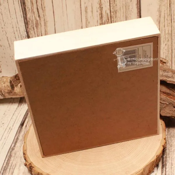 Unterseite des quadratischen Serviettenhalters aus Holz mit Barcode-Etikett von Boltze Home.