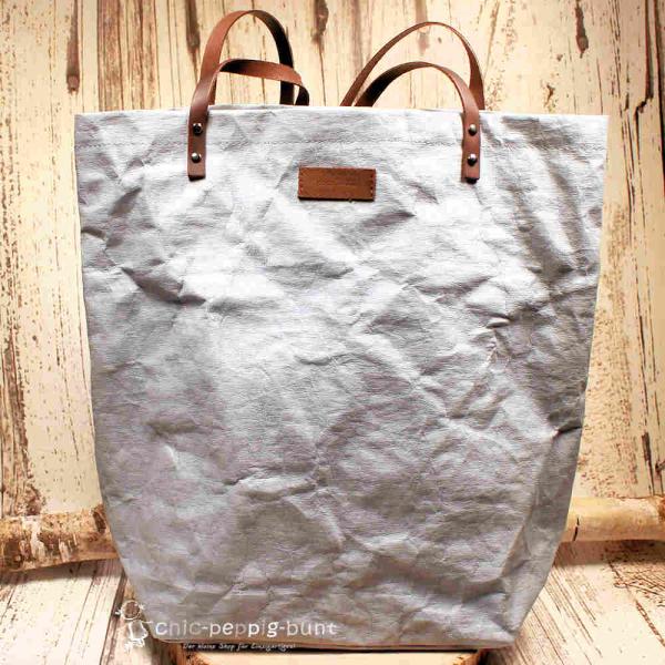 Hellblaue Shoppertasche aus waschbarem Papier (Papyr) mit braunen Ledergriffen, nachhaltig gefertigt in Deutschland von Maxx Factory.