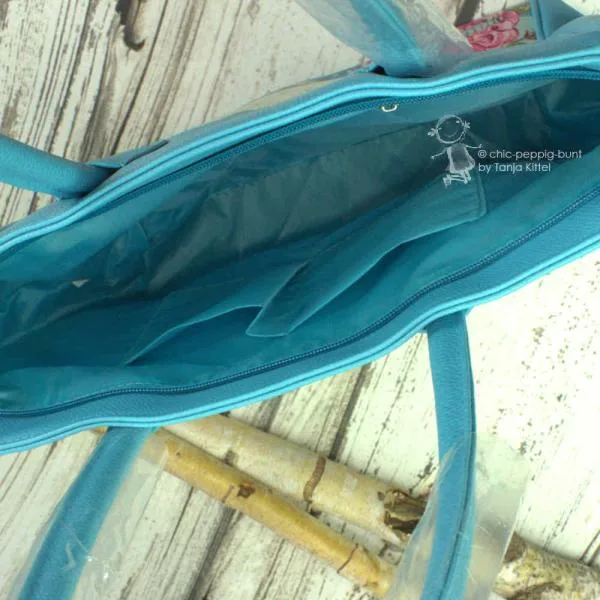 blauer Schmetterling auf grosser Shoppertasche