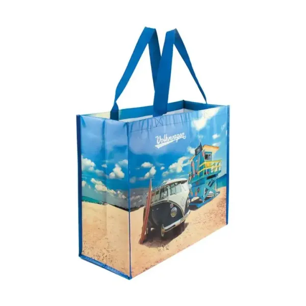 Große hellblaue VW T1 Bulli Shoppertasche mit Strand-Motiv auf hellem Hintergrund.