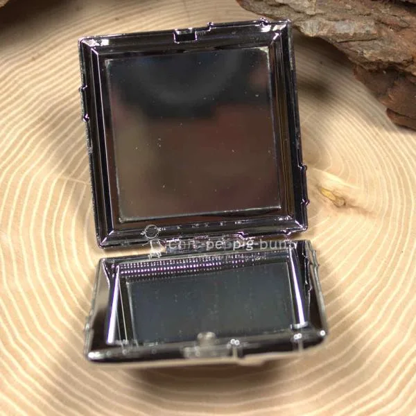 Kompakter Handspiegel in Silber 5,5x5,5x1,3 cm Maße