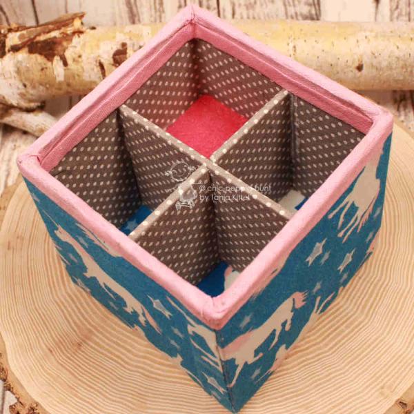 Detailaufnahme der stabilen Schreibtischbox mit Einhorn-Druck und blauer Stoffbespannung.