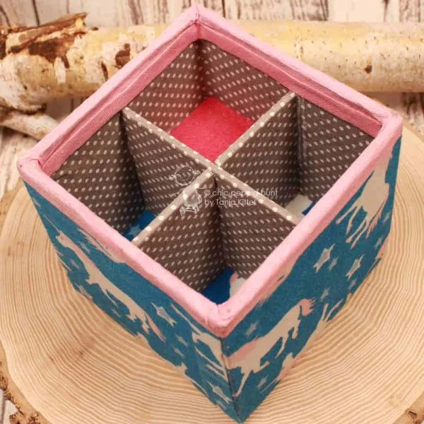 Detailaufnahme der stabilen Schreibtischbox mit Einhorn-Druck und blauer Stoffbespannung.