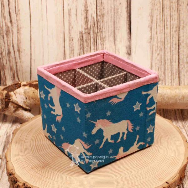 Handgefertigte hellblaue Stiftebox mit Einhorn-Motiv (11x11x10 cm) und 4-facher Unterteilung.