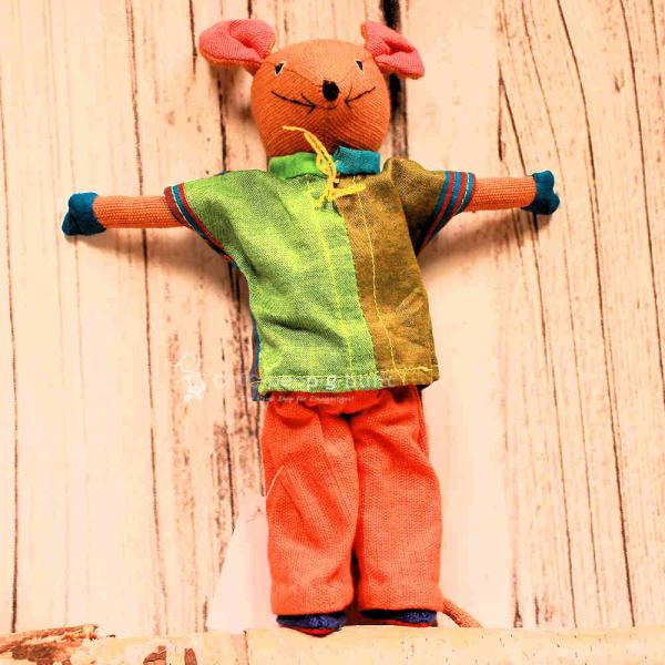 Bunte Barefoot Spielfigur Maus aus Baumwolle mit orangen Hosen und blauen Schuhen, Lernspielzeug zum An- und Ausziehen für Kinder.